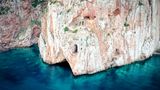 Auch in Italien gibt es Orte, die nicht wirklich einladend aussehen. "It's not the destination that matters", fällt Gebauer zu diesem in den Felsen gebauten Haus ein. 