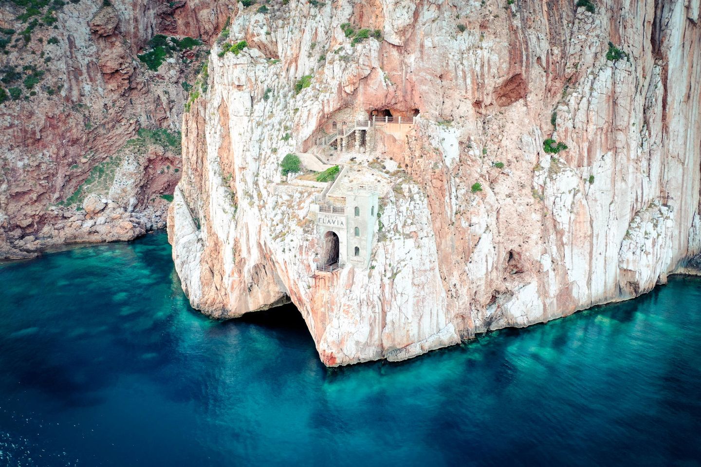 Auch in Italien gibt es Orte, die nicht wirklich einladend aussehen. "It's not the destination that matters", fällt Gebauer zu diesem in den Felsen gebauten Haus ein. 