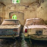 "Drop a Gear and Disappear": Einen Gang einlegen und verschwinden, das haben die Besitzer dieser Autos offenbar nicht gemacht. Sie ließen die beiden Wagen mitsamt in ihrer Garage zurück.