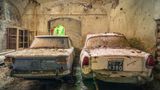 "Drop a Gear and Disappear": Einen Gang einlegen und verschwinden, das haben die Besitzer dieser Autos offenbar nicht gemacht. Sie ließen die beiden Wagen mitsamt in ihrer Garage zurück.