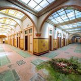 Geradezu belebt wirkt dieses Gebäude auf den ersten Eindruck. als seien die Räume alle bevölkert und könnten aus den Türen jeden Moment Menschen heraustreten. Bis man den moderigen Fußboden unten rechts entdeckt...