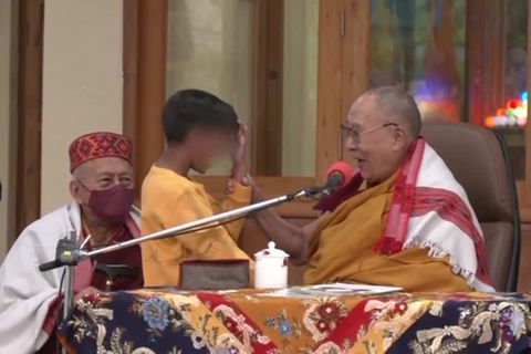 Oberhaupt der Tibeter: Kuss-Video bringt Dalai Lama in Bedrängnis: 87-Jähriger bittet kleinen Jungen um Verzeihung