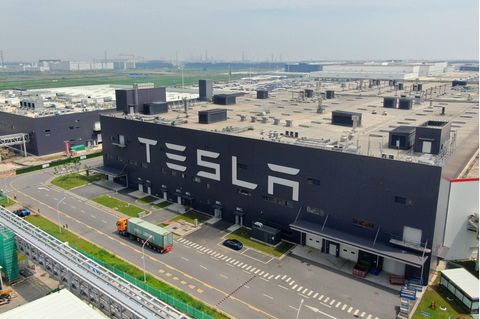 Eine Luftaufnahme von der Tesla-Gigafactory in Shanghai
