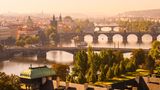 Wer sich durch Tschechiens Hauptstadt Prag bewegen möchte, der ist mit dem öffentlichen Nahverkehr gut beraten. Er landet auf Platz zwei des internationalen Rankings und gilt daher als besonders nutzerfreundlich. Und ist mit unter einem Euro für eine Einzelfahrt außerdem auch besonders günstig. 