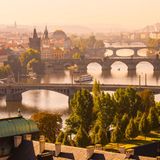 Wer sich durch Tschechiens Hauptstadt Prag bewegen möchte, der ist mit dem öffentlichen Nahverkehr gut beraten. Er landet auf Platz zwei des internationalen Rankings und gilt daher als besonders nutzerfreundlich. Und ist mit unter einem Euro für eine Einzelfahrt außerdem auch besonders günstig. 