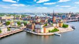 Der öffentliche Nahverkehr verbindet die vielen kleinen Inseln Stockholms miteinander und sorgt dafür, dass Bewohner und Besucher sicher und zuverlässig von A nach B kommen. Kein Wunder, dass die Bahn der schwedischen Hauptstadt als eine der beliebtesten der Welt gilt. 