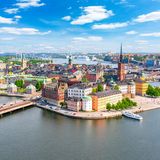 Der öffentliche Nahverkehr verbindet die vielen kleinen Inseln Stockholms miteinander und sorgt dafür, dass Bewohner und Besucher sicher und zuverlässig von A nach B kommen. Kein Wunder, dass die Bahn der schwedischen Hauptstadt als eine der beliebtesten der Welt gilt. 