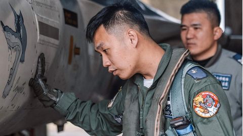 Ein Pilot aus Taiwan trägt auf dem linken Ärmel seiner Uniform einen Aufnäher mit Winnie Puh