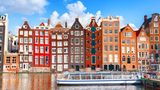 Amsterdam ist nicht nur als Fahrradmetropole bekannt, sondern verfügt offenbar auch über ein äußerst benutzerfreundliches öffentliches Verkehrsnetz. Die niederländische Touristenhochburg lässt sich also auch zu Fuß – und mit der Bahn – hervorragend erkunden. 