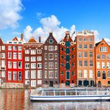 Amsterdam ist nicht nur als Fahrradmetropole bekannt, sondern verfügt offenbar auch über ein äußerst benutzerfreundliches öffentliches Verkehrsnetz. Die niederländische Touristenhochburg lässt sich also auch zu Fuß – und mit der Bahn – hervorragend erkunden. 