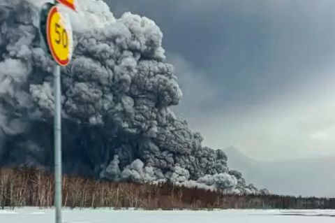 Russland: Vulkan Schiwelutsch bläst riesige Aschewolke über Kamtschatka