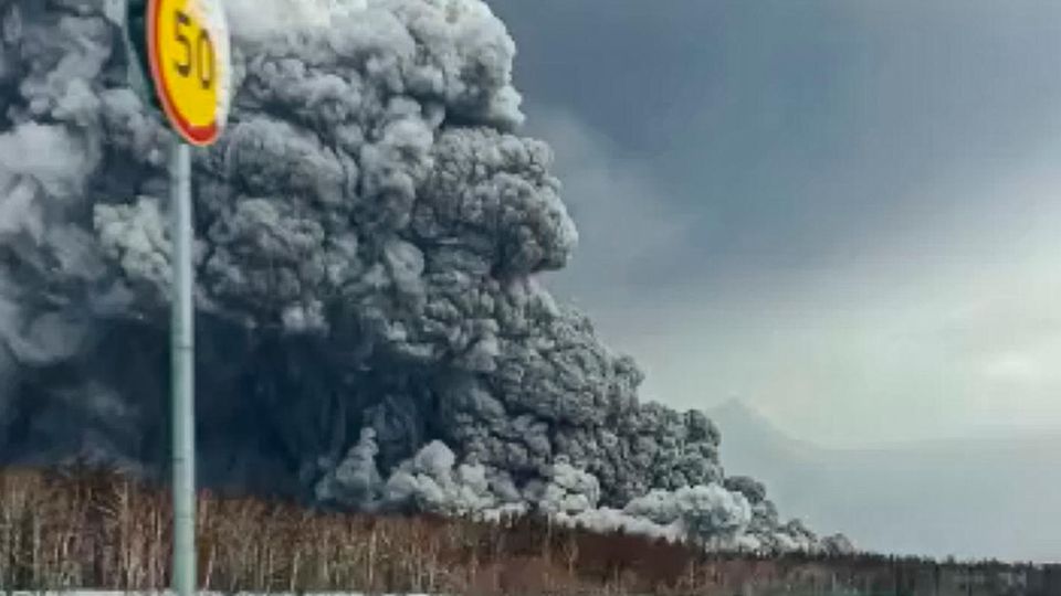 Russland: Vulkan Schiwelutsch bläst riesige Aschewolke über Kamtschatka