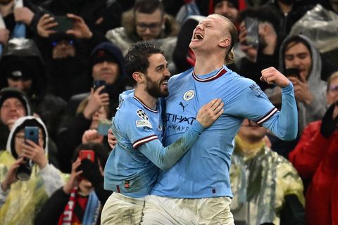 Bernardo Silva (l.) und Erling Haaland (r.) von Manchester City jubeln Arm in Arm