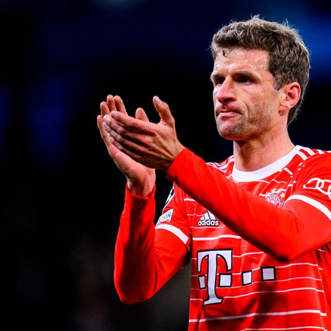 Thomas Müller applaudiert nach Abpfiff im roten Fußball-Trikot den Fans des FC Bayern München