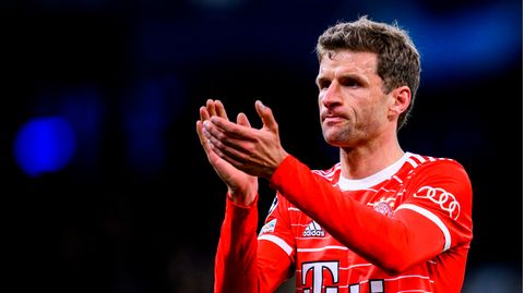 Thomas Müller applaudiert nach Abpfiff im roten Fußball-Trikot den Fans des FC Bayern München