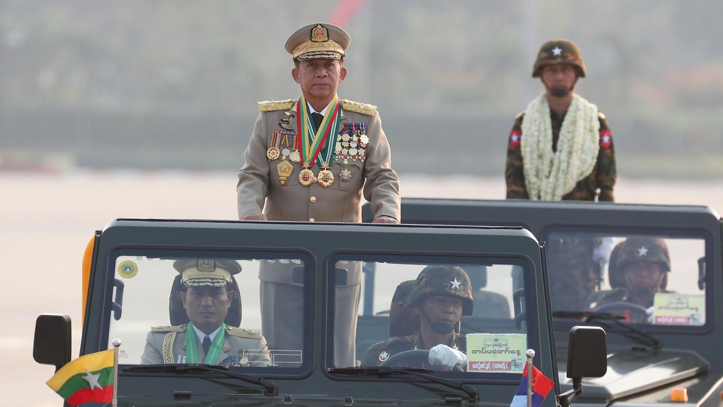Der Chef der Militärjunta in Myanmar steht im Auto und fährt auf einer Militärparade