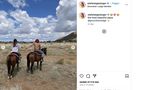 Stefanie Giesinger reitet auf einem braunen Pferd