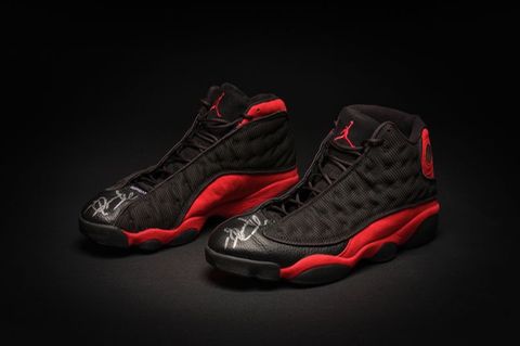 Michael Jordan soll die Schuhe im zweiten NBA-Finalspiel 1998 getragen haben. Foto: -/Sotheby's/dpa