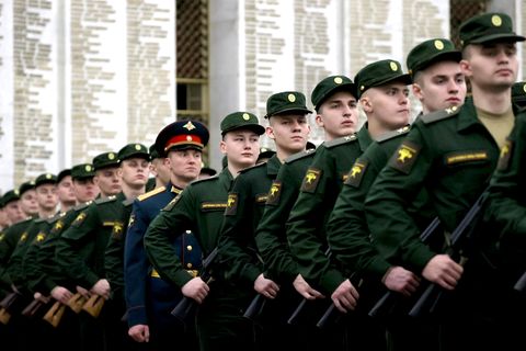 Russland: Wehrpflichtige schließen sich dem Ehrengarde-Bataillon des 154. Preobraschenski-Regiments an.