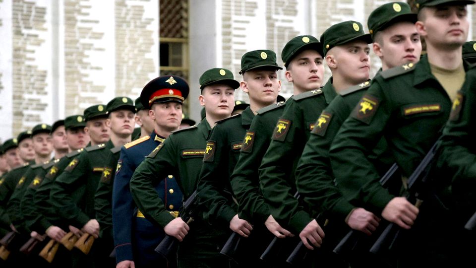 Russland: Wehrpflichtige schließen sich dem Ehrengarde-Bataillon des 154. Preobraschenski-Regiments an.