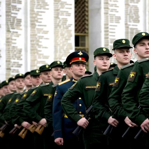 Russland: Wehrpflichtige schließen sich dem Ehrengarde-Bataillon des 154. Preobraschenski-Regiments an.