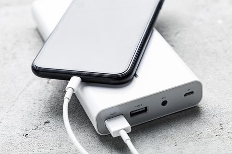 Ein Smartphone lädt auf einer Powerbank.