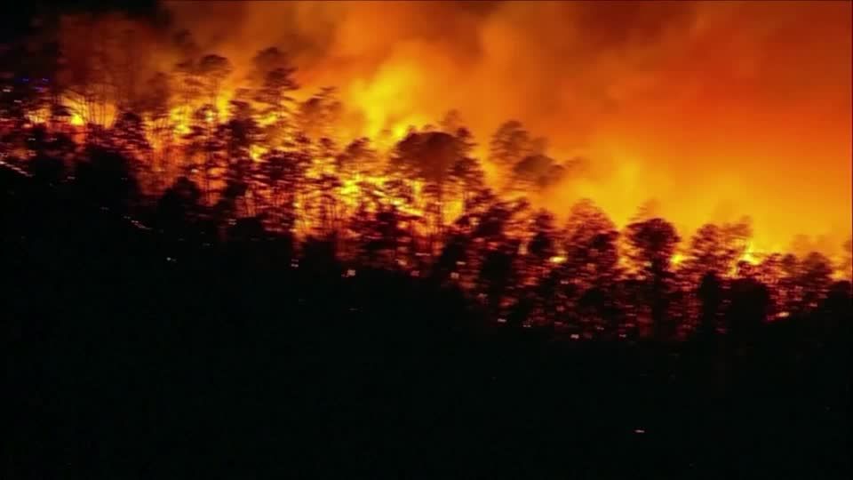 Video: Waldbrand in New Jersey zwingt Anwohner zum Verlassen ihrer Häuser