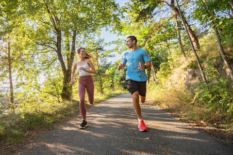 Sport hilft der Psyche: Ein Mann und eine Frau joggen im Park