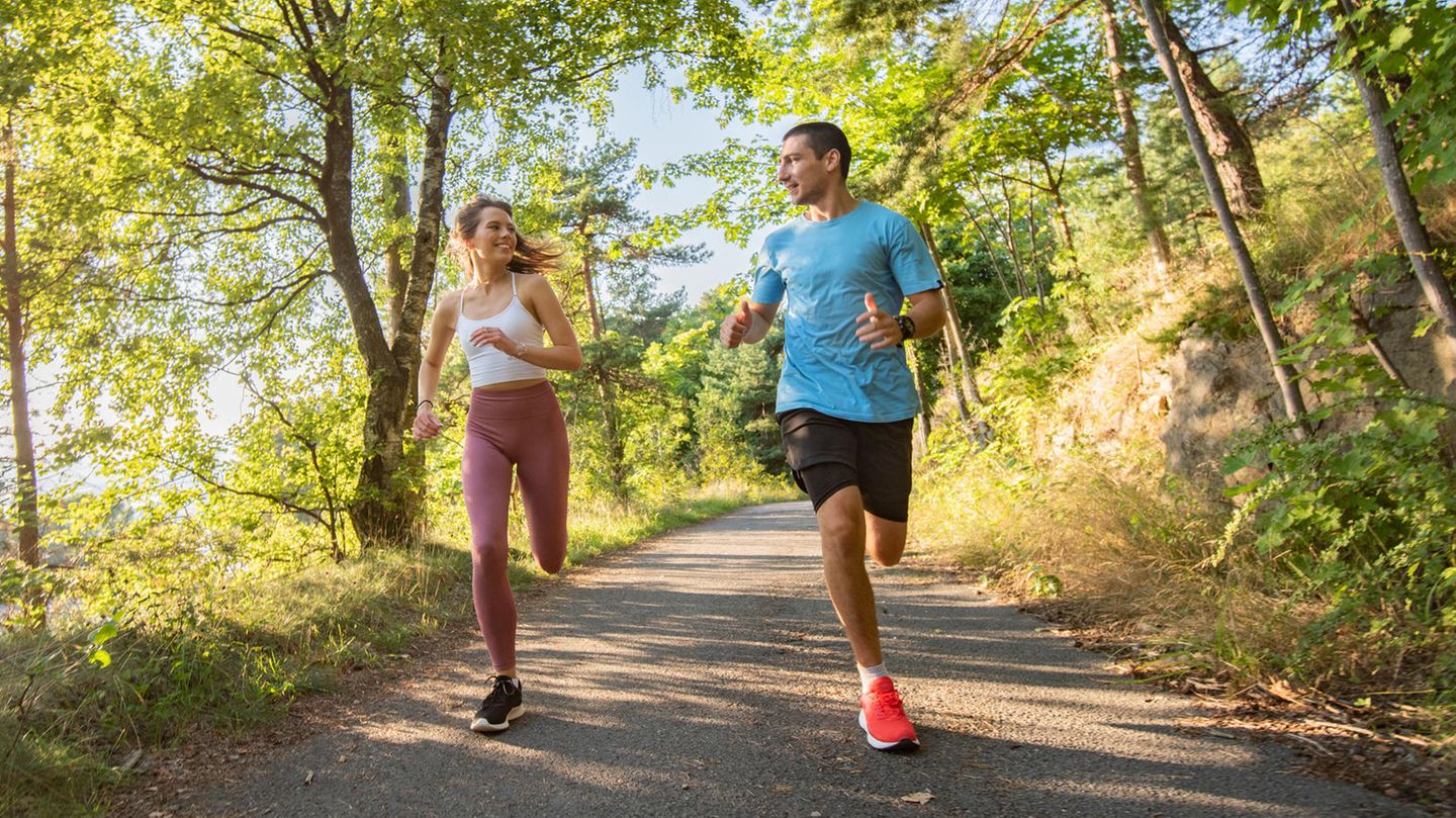 Wie Sport der Psyche hilft – und wie wir am meisten vom Training profitieren Sport hilft der Psyche: Ein Mann und eine Frau joggen im Park
