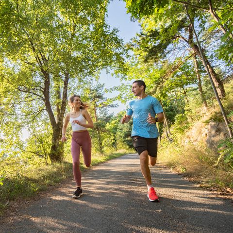 Sport hilft der Psyche: Ein Mann und eine Frau joggen im Park