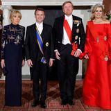 Glamour in Feuerrot: Beim Staatsbesuch der Macrons geht Königin Máxima in die Vollen  Welch eine Erscheinung! Königin Máxima der Niederlande war beim Bankett für das französische Präsidentenpaar der strahlende Mittelpunkt. In einer feuerroten Robe von Claes Iversen und mit der über 120 Jahre alten Antique Pearls Tiara aus dem Kronschatz der Niederländer sah sie wahrhaft königlich aus. Vier der Perlen sollen aus dem Besitz von Amalia von Solms-Braunfels, der Gattin von Prinz Friedrich Heinrich von Oranien-Nassau, Statthalter der Niederlanden im 17. Jahrhundert, stammen. 1900 soll die damalige Königin Wilhelmina ein Diadem mit diesen und weiteren Perlen in Auftrag gegeben haben. Seitdem zierte das wertvolle Schmuckstück die Häupter aller Königinnen aus dem Hause Oranien-Nassau. Máxima durfte sich die Tiara bereits vor ihrer Hochzeit ausleihen und erschien mit ihr 2001 bei der Hochzeit von Kronprinz Haakon von Norwegen und seiner Mette-Marit. Einziger Unterschied: Die Perlen wurden vorher entfernt. Über 20 Jahre später ist die gebürtige Argentinierin Königin der Niederlande und kann die Tiara in ihrer ganzen Pracht offenbaren.