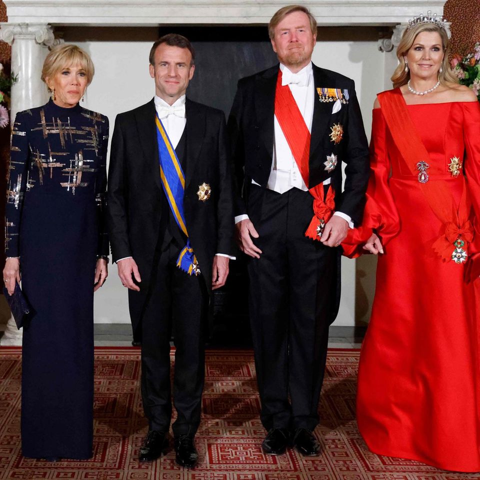 Glamour in Feuerrot: Beim Staatsbesuch der Macrons geht Königin Máxima in die Vollen  Welch eine Erscheinung! Königin Máxima der Niederlande war beim Bankett für das französische Präsidentenpaar der strahlende Mittelpunkt. In einer feuerroten Robe von Claes Iversen und mit der über 120 Jahre alten Antique Pearls Tiara aus dem Kronschatz der Niederländer sah sie wahrhaft königlich aus. Vier der Perlen sollen aus dem Besitz von Amalia von Solms-Braunfels, der Gattin von Prinz Friedrich Heinrich von Oranien-Nassau, Statthalter der Niederlanden im 17. Jahrhundert, stammen. 1900 soll die damalige Königin Wilhelmina ein Diadem mit diesen und weiteren Perlen in Auftrag gegeben haben. Seitdem zierte das wertvolle Schmuckstück die Häupter aller Königinnen aus dem Hause Oranien-Nassau. Máxima durfte sich die Tiara bereits vor ihrer Hochzeit ausleihen und erschien mit ihr 2001 bei der Hochzeit von Kronprinz Haakon von Norwegen und seiner Mette-Marit. Einziger Unterschied: Die Perlen wurden vorher entfernt. Über 20 Jahre später ist die gebürtige Argentinierin Königin der Niederlande und kann die Tiara in ihrer ganzen Pracht offenbaren.
