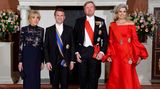Glamour in Feuerrot: Beim Staatsbesuch der Macrons geht Königin Máxima in die Vollen  Welch eine Erscheinung! Königin Máxima der Niederlande war beim Bankett für das französische Präsidentenpaar der strahlende Mittelpunkt. In einer feuerroten Robe von Claes Iversen und mit der über 120 Jahre alten Antique Pearls Tiara aus dem Kronschatz der Niederländer sah sie wahrhaft königlich aus. Vier der Perlen sollen aus dem Besitz von Amalia von Solms-Braunfels, der Gattin von Prinz Friedrich Heinrich von Oranien-Nassau, Statthalter der Niederlanden im 17. Jahrhundert, stammen. 1900 soll die damalige Königin Wilhelmina ein Diadem mit diesen und weiteren Perlen in Auftrag gegeben haben. Seitdem zierte das wertvolle Schmuckstück die Häupter aller Königinnen aus dem Hause Oranien-Nassau. Máxima durfte sich die Tiara bereits vor ihrer Hochzeit ausleihen und erschien mit ihr 2001 bei der Hochzeit von Kronprinz Haakon von Norwegen und seiner Mette-Marit. Einziger Unterschied: Die Perlen wurden vorher entfernt. Über 20 Jahre später ist die gebürtige Argentinierin Königin der Niederlande und kann die Tiara in ihrer ganzen Pracht offenbaren.