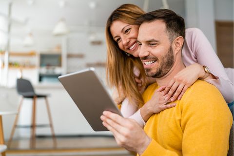 Amazon Prime Day: Glückliches Paar mit Tablet