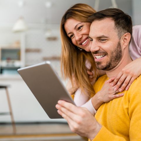 Amazon Prime Day: Glückliches Paar mit Tablet