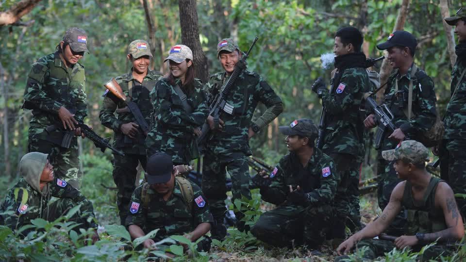 Video: Medienberichte: Mindestens 50 Tote bei Angriff auf Rebellen-Versammlung in Myanmar