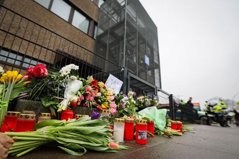 Hamburg: Blumen und Kerzen vor dem Eingangsbereich eines Gemeindehauses der Zeugen Jehovas