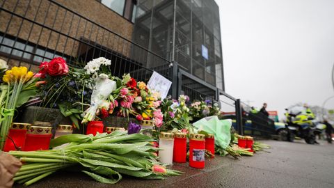 Hamburg: Blumen und Kerzen vor dem Eingangsbereich eines Gemeindehauses der Zeugen Jehovas
