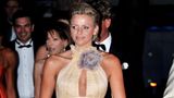 In einer wunderschönen, zarten Robe erschien Charlene Wittstock im August 2008 zum 60. Rotkreuzball in Monaco. Die Südafrikanerin hatte ihre Haare abgeschnitten. Zu dem Zeitpunkt hat sie ihre Schwimm-Karriere an den Nagel gehängt und ist in den Zwergstaat gezogen. Eine Verlobung zeichnete sich allerdings bis dato nicht ab. Trotzdem durfte sie bei dem traditionellen Termin der Grimaldis in der ersten Reihe dabei sein. Beim Dinner saß sie neben dem Fürsten und tanzte mit ihm.