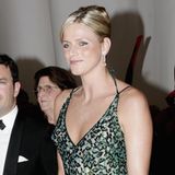 Am 4. August 2006 ist ihre große Premiere: Charlène darf das erste Mal an der Seite der Fürstenfamilie am Rotkreuzball teilnehmen. In den Monaten davor war sie schon bei dem ein oder anderen Event der Grimaldis zu sehen gewesen, doch dieser Glamour-Auftritt sagt: Die Südafrikanerin ist die Frau an der Seite des Fürsten. In der grünen Glitzerrobe mit tiefen Ausschnitten an Vorder- und Rückseite sowie Schlitz machte sie eine äußerst gute Figur.