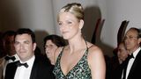Am 4. August 2006 ist ihre große Premiere: Charlène darf das erste Mal an der Seite der Fürstenfamilie am Rotkreuzball teilnehmen. In den Monaten davor war sie schon bei dem ein oder anderen Event der Grimaldis zu sehen gewesen, doch dieser Glamour-Auftritt sagt: Die Südafrikanerin ist die Frau an der Seite des Fürsten. In der grünen Glitzerrobe mit tiefen Ausschnitten an Vorder- und Rückseite sowie Schlitz machte sie eine äußerst gute Figur.