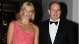 Ende Mai 2007 begleitete die frühere Profi-Schwimmerin den Fürsten zu einem Gala-Dinner anlässlich des Formel-1-Rennens in Monaco. Ihr lachsfarbenes Kleid stammte von John Galliano für Dior. Im Oktober 2006 hatte Hollywood-Star Penelope Cruz die Robe zur Premiere ihres Films "Volver" in New York City getragen.
