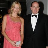 Ende Mai 2007 begleitete die frühere Profi-Schwimmerin den Fürsten zu einem Gala-Dinner anlässlich des Formel-1-Rennens in Monaco. Ihr lachsfarbenes Kleid stammte von John Galliano für Dior. Im Oktober 2006 hatte Hollywood-Star Penelope Cruz die Robe zur Premiere ihres Films "Volver" in New York City getragen.