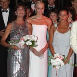 Im Kreise von Alberts Schwestern, Prinzessin Caroline von Hannover und Prinzessin Stéphanie von Monaco, erschien Charlène 2007 zum Rotkreuzball. 