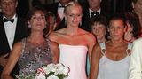 Im Kreise von Alberts Schwestern, Prinzessin Caroline von Hannover und Prinzessin Stéphanie von Monaco, erschien Charlène 2007 zum Rotkreuzball. 
