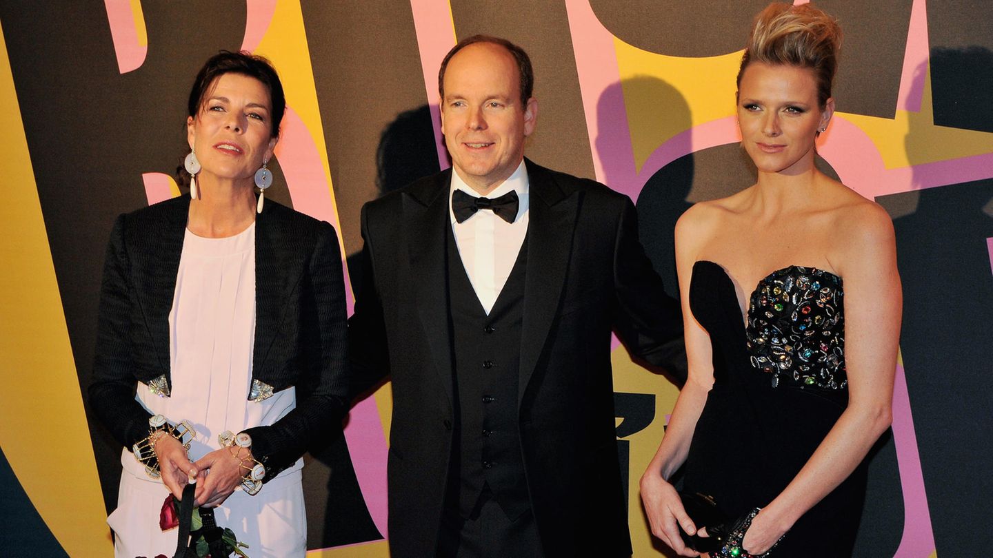 Der Rosenball 2009 stand unter dem Motto Rock'n Roll – und Charlene lieferte ab! Zu ihrer schwarzen Bustierrobe mit Pailletten von Armani und einem ebenfalls verzierten Lederhandschuh kombinierte sie eine punkige Frisur. Dagegen sah Prinzessin Caroline von Hannover etwas bieder aus.