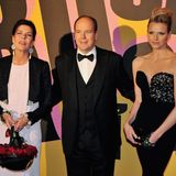 Der Rosenball 2009 stand unter dem Motto Rock'n Roll – und Charlene lieferte ab! Zu ihrer schwarzen Bustierrobe mit Pailletten von Armani und einem ebenfalls verzierten Lederhandschuh kombinierte sie eine punkige Frisur. Dagegen sah Prinzessin Caroline von Hannover etwas bieder aus.