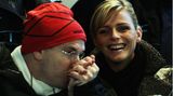 Im Februar 2006 zeigten sich Albert und Charlène das erste Mal zusammen in der Öffentlichkeit und Beisein der Presse. Auf den Rängen des Olympischen Stadions von Turin verfolgten der Fürst – er hatte 2005 die Geschäfte nach dem Tod seines Vaters Rainier übernommen – und seine Freundin die Eröffnungszeremonie. 