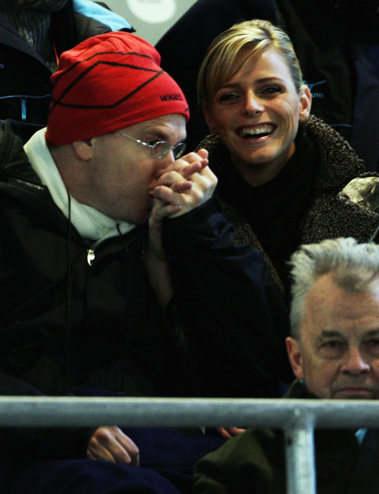Im Februar 2006 zeigten sich Albert und Charlène das erste Mal zusammen in der Öffentlichkeit und Beisein der Presse. Auf den Rängen des Olympischen Stadions von Turin verfolgten der Fürst – er hatte 2005 die Geschäfte nach dem Tod seines Vaters Rainier übernommen – und seine Freundin die Eröffnungszeremonie. 