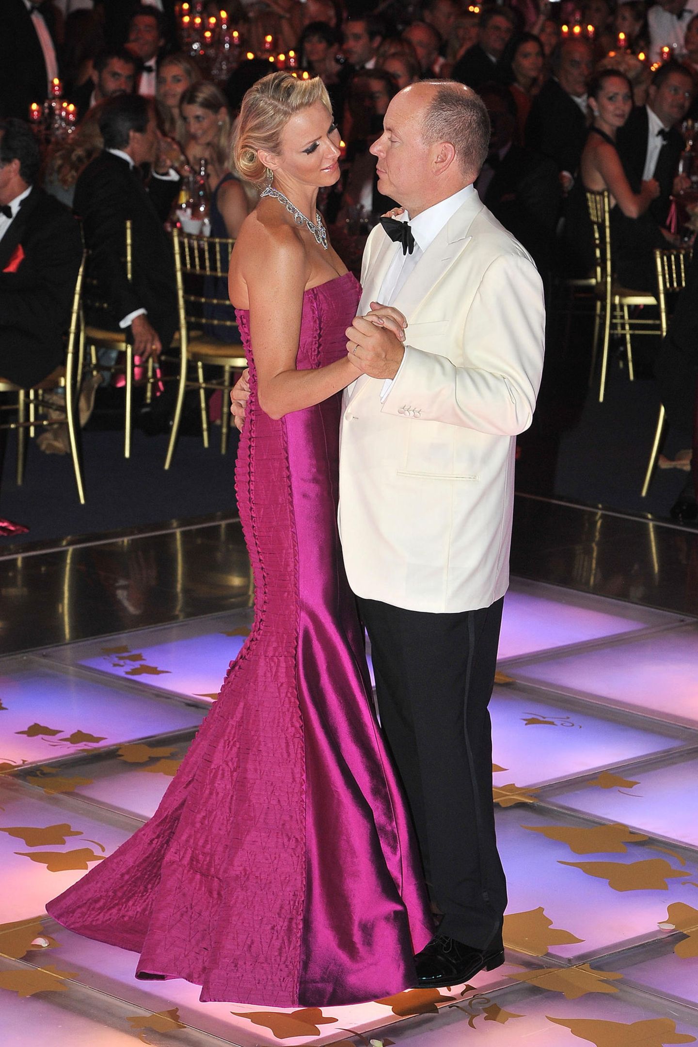 Monaco: Der erste Rotkreuzball als Ehepaar! Der Fürst und die Fürstin von Monaco zeigen sich ganz innig Anfang August 2011. In ihrem fuchsiafarbenen Abendkleid von Akris zog Charlène alle Blicke auf sich. Aber nicht nur wegen der wunderschönen Robe, sondern auch wegen ihres Colliers – denn das ist eigentlich eine Tiara. Das Design erinnert – als Hommage an die sportliche Vergangenheit der Trägerin – an Wellen und so wird das Diadem auch Ocean Tiara genannt. Albert hatte das Prachtstück aus dem Hause Van Cleef & Arpels seiner Frau zur Hochzeit geschenkt. Der erste Rotkreuzball als Ehepaar! Der Fürst und die Fürstin von Monaco zeigen sich ganz innig Anfang August 2011. In ihrem fuchsiafarbenen Abendkleid von Akris zog Charlène alle Blicke auf sich. Aber nicht nur wegen der wunderschönen Robe, sondern auch wegen ihres Colliers – denn das ist eigentlich eine Tiara. Das Design erinnert – als Hommage an die sportliche Vergangenheit der Trägerin – an Wellen und so wird das Diadem auch Ocean Tiara genannt. Albert hatte das Prachtstück aus dem Hause Van Cleef & Arpels seiner Frau zur Hochzeit geschenkt.